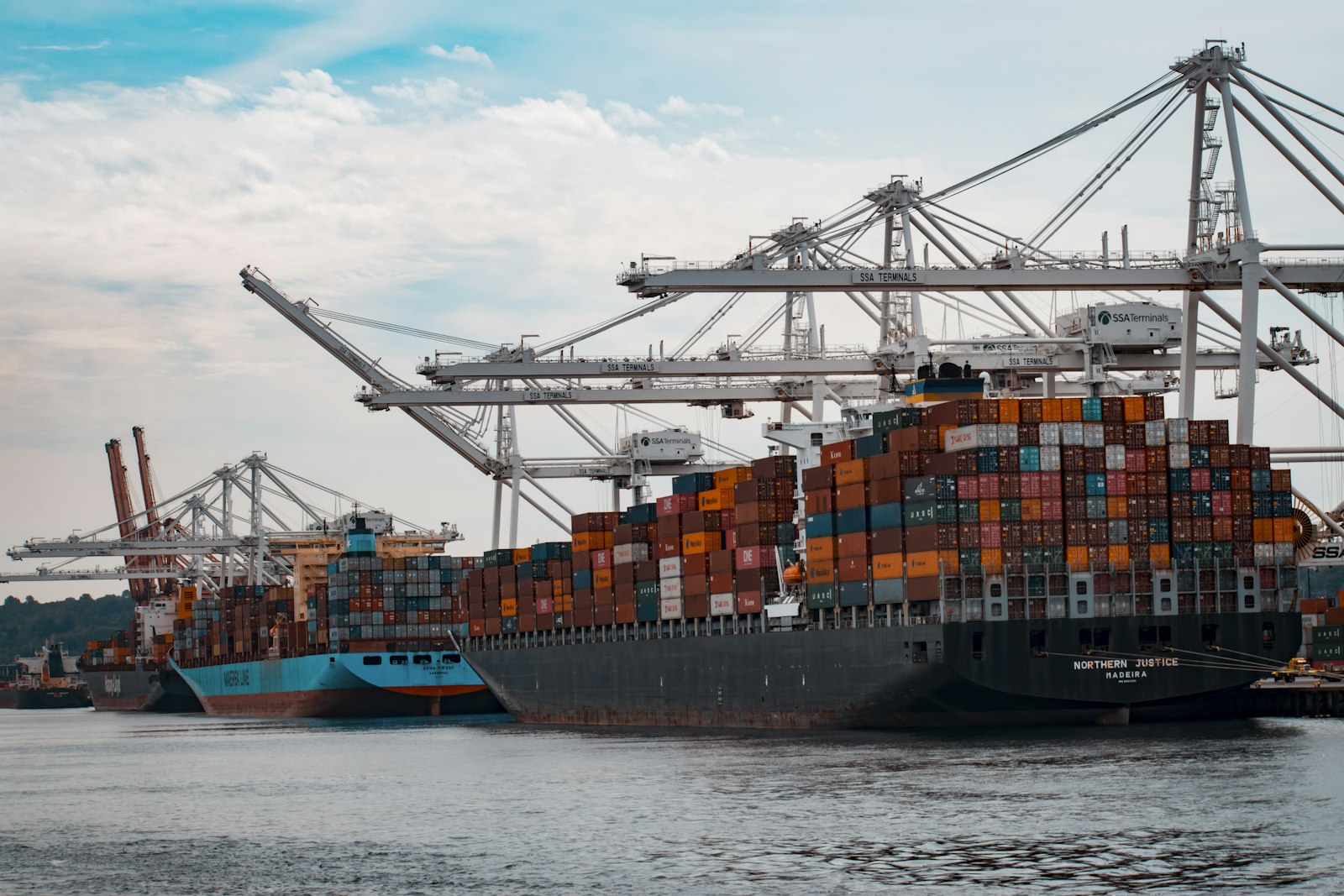 Container ship at port used for VighnaFree Logistics ocean freight service